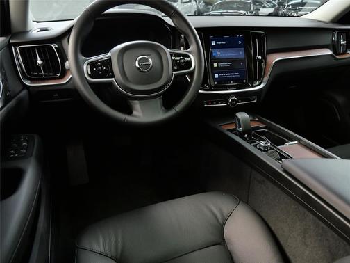 2025 Volvo V60 Cross Country B5 Plus