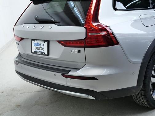 2025 Volvo V60 Cross Country B5 Plus