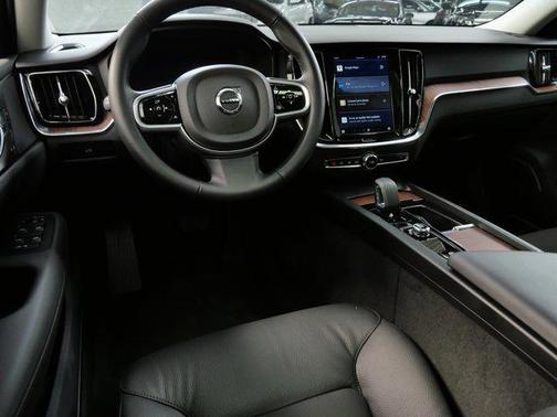 2025 Volvo V60 Cross Country B5 Plus