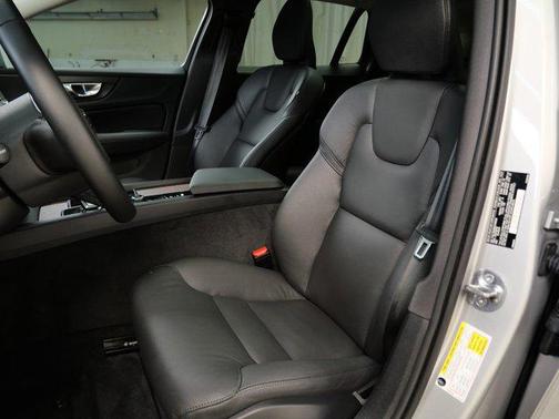 2025 Volvo V60 Cross Country B5 Plus