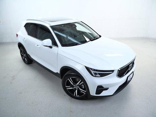 2025 Volvo XC40 B5 Core Bright Theme