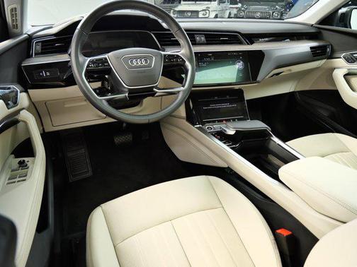 2022 Audi e-tron Premium Plus