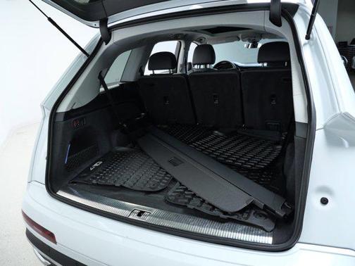 2023 Audi Q7 45 Premium Plus