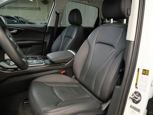 2023 Audi Q7 45 Premium Plus