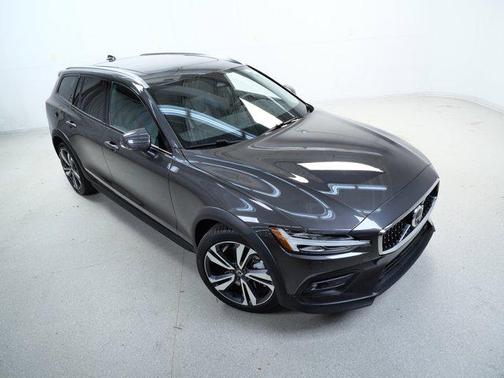 2025 Volvo V60 Cross Country B5 Plus