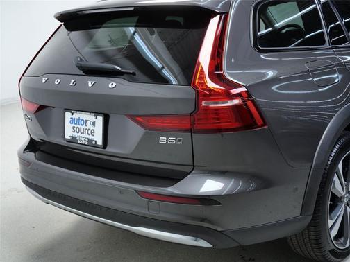 2025 Volvo V60 Cross Country B5 Plus