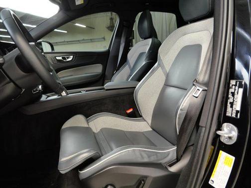 Onyx Black Metallic 2022 Volvo XC60 B5 R-Design