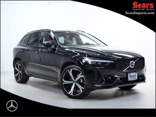 Onyx Black Metallic 2022 Volvo XC60 B5 R-Design