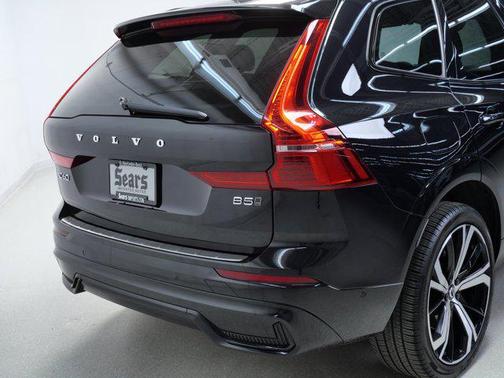 Onyx Black Metallic 2022 Volvo XC60 B5 R-Design