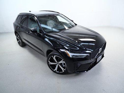 Onyx Black Metallic 2022 Volvo XC60 B5 R-Design