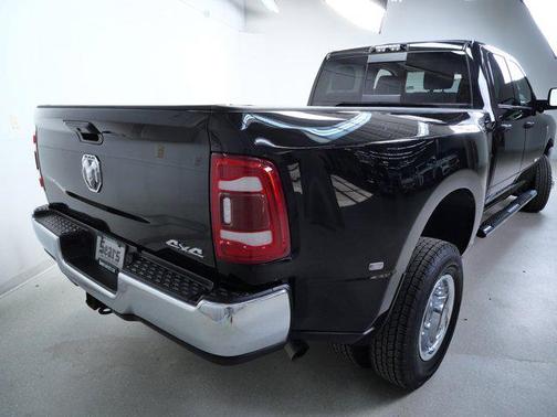 Diamond Black Crystal Pearlcoat 2020 RAM 3500 Tradesman Crew Cab 4x4 8' Box