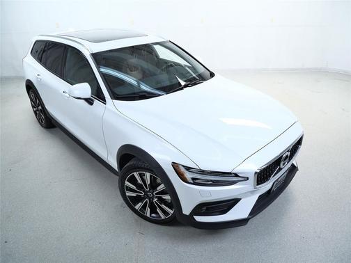 2022 Volvo V60 Cross Country T5