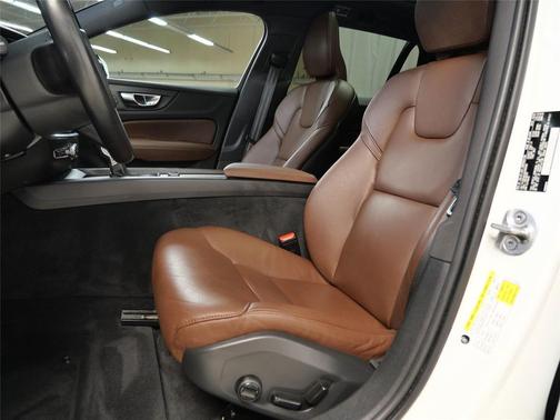 2022 Volvo V60 Cross Country T5