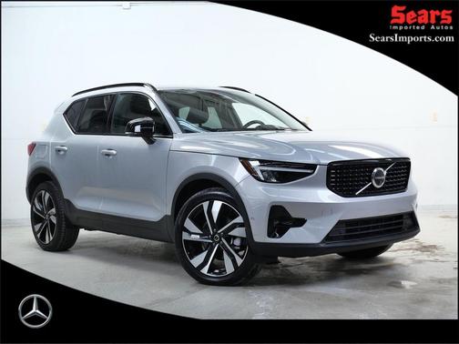 2025 Volvo XC40 B5 Plus Dark Theme