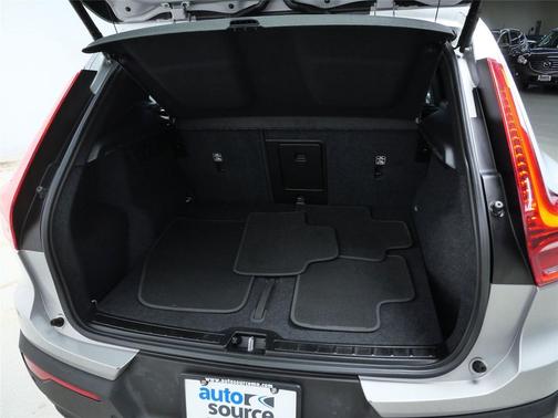 2025 Volvo XC40 B5 Plus Dark Theme