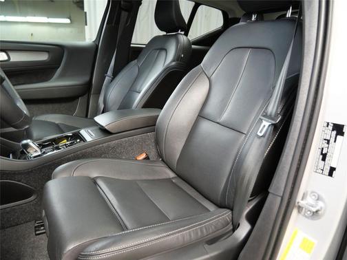 2025 Volvo XC40 B5 Plus Dark Theme