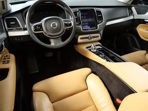 2016 Volvo XC90 Hybrid T8 Momentum