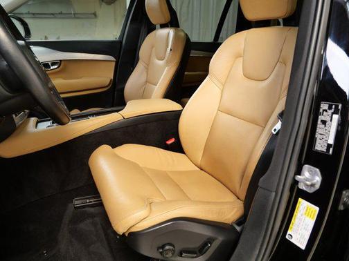 Onyx Black Metallic 2016 Volvo XC90 Hybrid T8 Momentum
