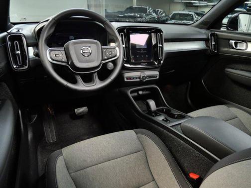 2025 Volvo XC40 B5 Core Bright Theme