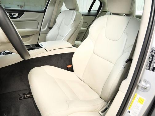 2023 Volvo S60 Recharge Plug-In Hybrid T8 Plus Dark Theme