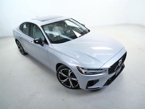 2023 Volvo S60 Recharge Plug-In Hybrid T8 Plus Dark Theme