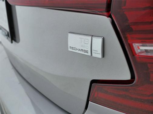 2023 Volvo S60 Recharge Plug-In Hybrid T8 Plus Dark Theme