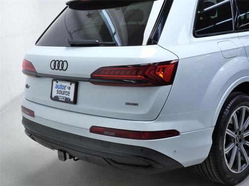 Glacier White Metallic 2023 Audi Q7 45 Premium Plus