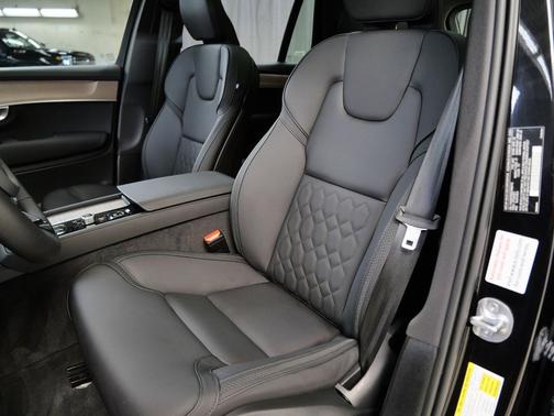 Onyx Black Metallic 2025 Volvo XC90 B6 Plus 7-Seater