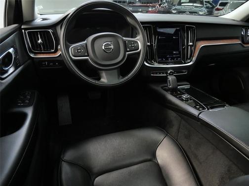 2022 Volvo S60 Recharge Plug-In Hybrid T8 R-Design Expression