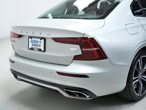 2022 Volvo S60 Recharge Plug-In Hybrid T8 R-Design Expression