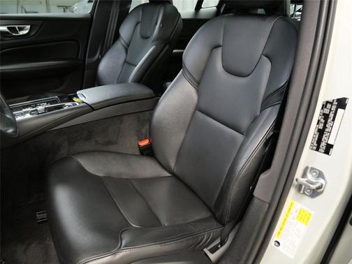 2022 Volvo S60 Recharge Plug-In Hybrid T8 R-Design Expression