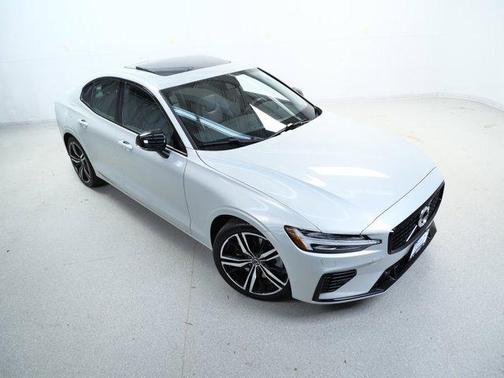 2022 Volvo S60 Recharge Plug-In Hybrid T8 R-Design Expression