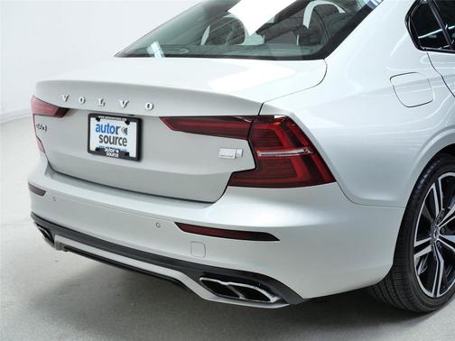 2022 Volvo S60 Recharge Plug-In Hybrid T8 R-Design Expression