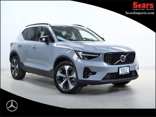 2025 Volvo XC40 B5 Plus Dark Theme