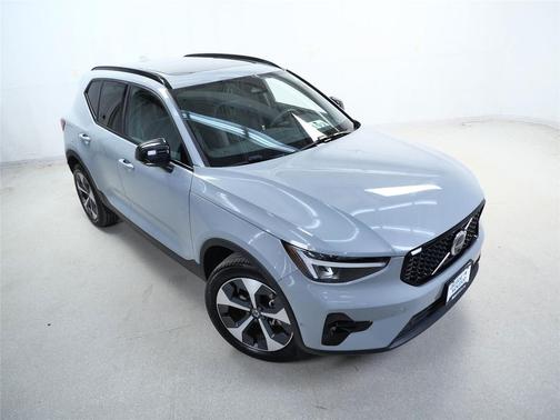 2025 Volvo XC40 B5 Plus Dark Theme