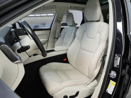 Onyx Black Metallic 2019 Volvo XC60 T6 Momentum