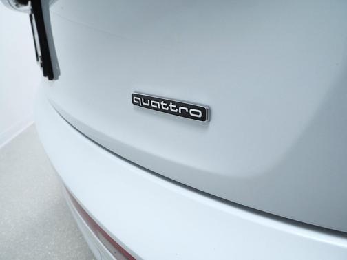 Glacier White Metallic 2022 Audi Q5 e 55 S line Prestige