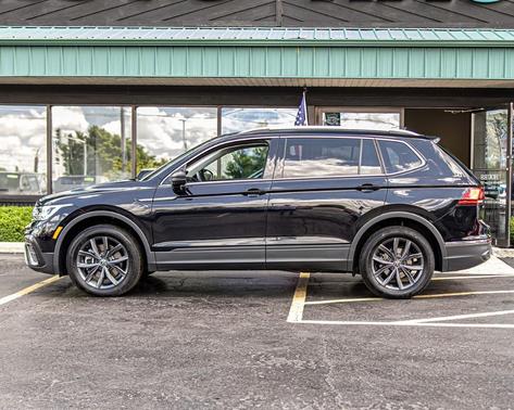 Deep Black Pearl Effect 2022 Volkswagen Tiguan 2.0T SE