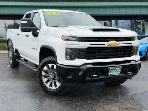 Summit White 2024 Chevrolet Silverado 2500 Custom