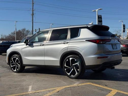 2022 Mitsubishi Outlander ES