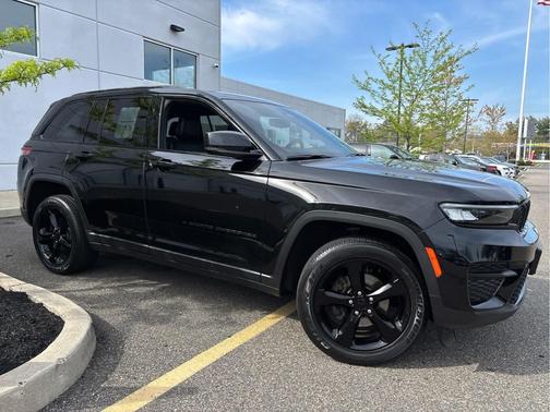 Diamond Black Crystal Pearlcoat 2023 Jeep Grand Cherokee Altitude