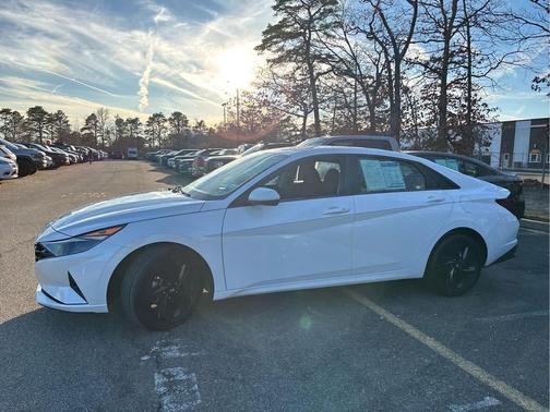 2022 Hyundai ELANTRA SEL