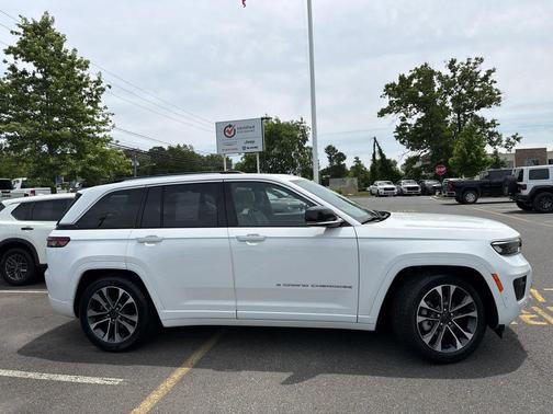 Bright White Clearcoat 2023 Jeep Grand Cherokee Overland