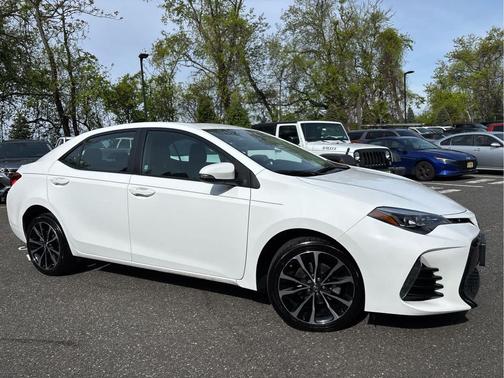 Super White 2017 Toyota Corolla SE