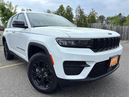 Bright White Clearcoat 2024 Jeep Grand Cherokee Altitude
