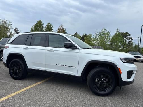Bright White Clearcoat 2024 Jeep Grand Cherokee Altitude