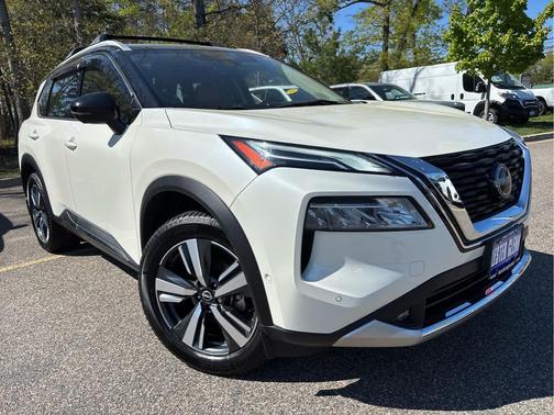 Pearl White Tricoat/Super Black 2022 Nissan Rogue Platinum