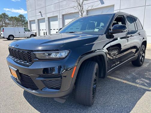 Diamond Black Crystal Pearlcoat 2023 Jeep Grand Cherokee Altitude