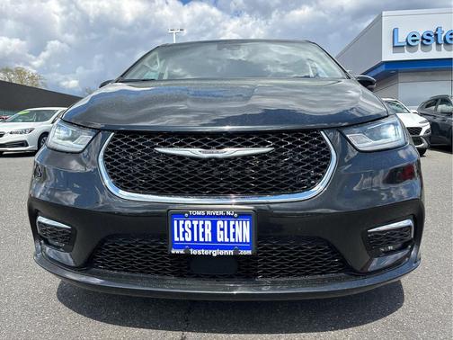 Brilliant Black Crystal Pearlcoat 2023 Chrysler Pacifica Touring L