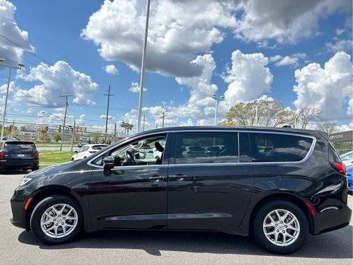 Brilliant Black Crystal Pearlcoat 2023 Chrysler Pacifica Touring L